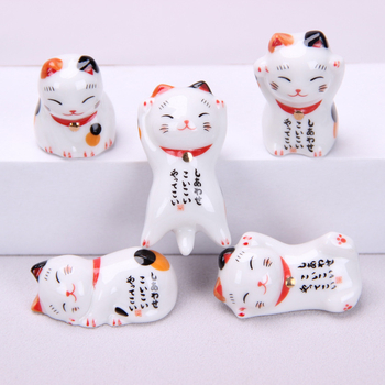 Porcelánový stojan na hůlky a pero s motívom Maneki-neko, viacfarebná glazúra