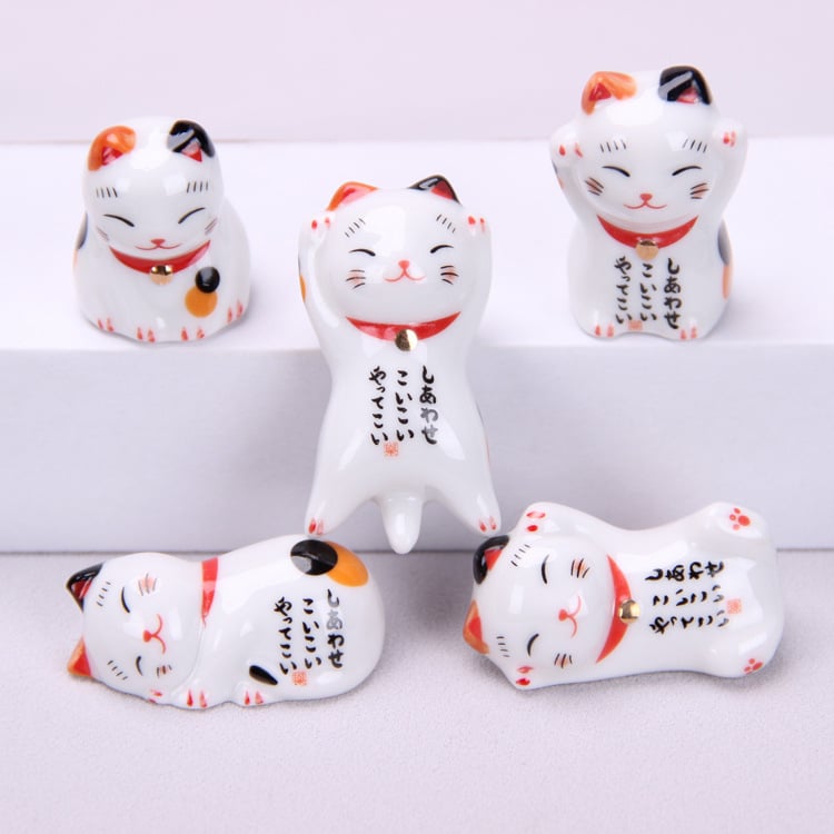 Porcelánový stojan na hůlky a pero s motívom Maneki-neko, viacfarebná glazúra