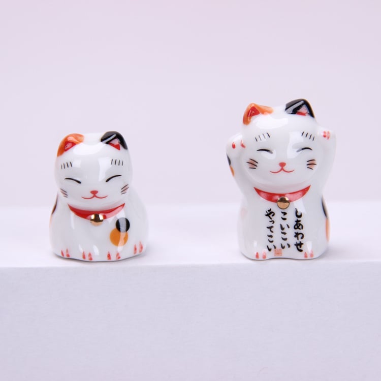 Porcelánový stojan na hůlky a pero s motívom Maneki-neko, viacfarebná glazúra