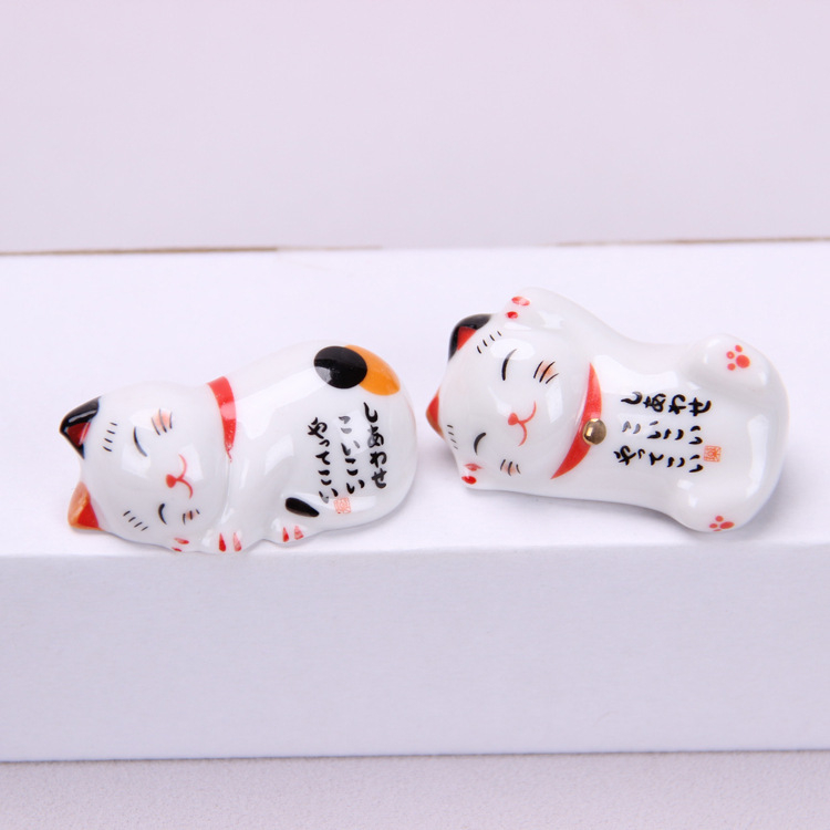 Porcelánový stojan na hůlky a pero s motívom Maneki-neko, viacfarebná glazúra