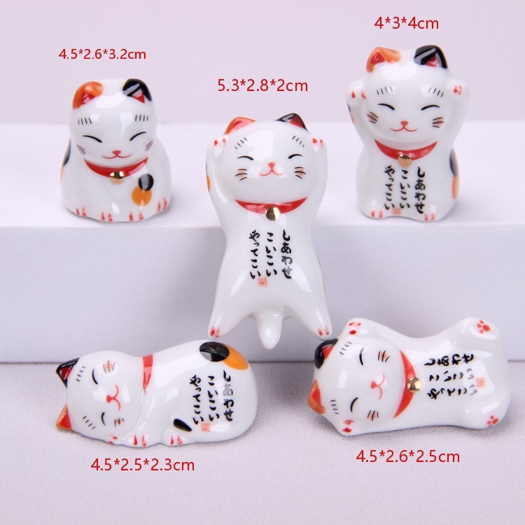 Porcelánový stojan na hůlky a pero s motívom Maneki-neko, viacfarebná glazúra