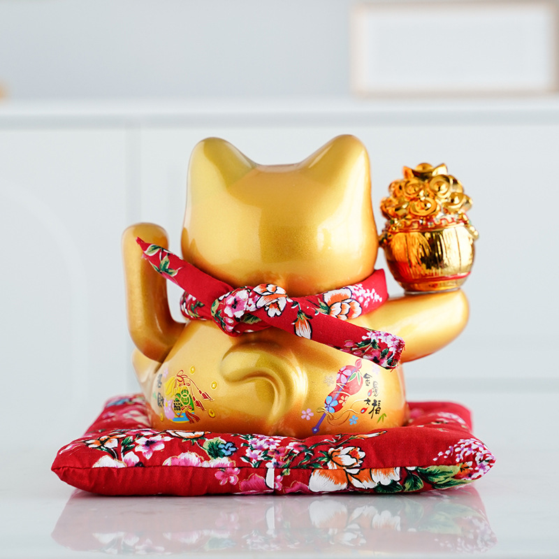 Zlatá keramická mačka Maneki s pohybom labky – dekoratívna soška do kancelárie a domova