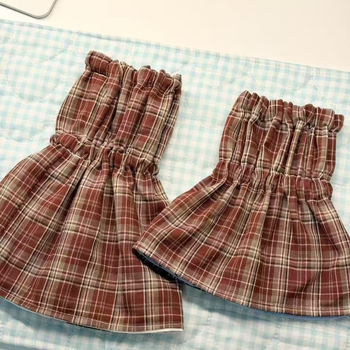 Retro červené kockované návleky na ruky – ochrana proti špine v kancelárii a pri štúdiu na jar