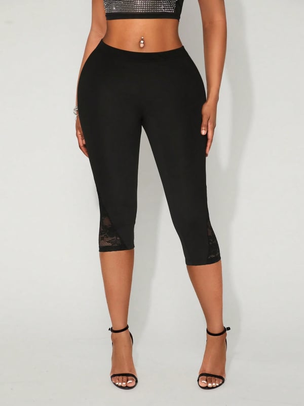 Дамски йога панталони с дантелена пачворк вложка, капри дължина, slim-fit