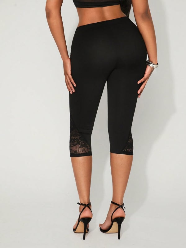 Дамски йога панталони с дантелена пачворк вложка, капри дължина, slim-fit