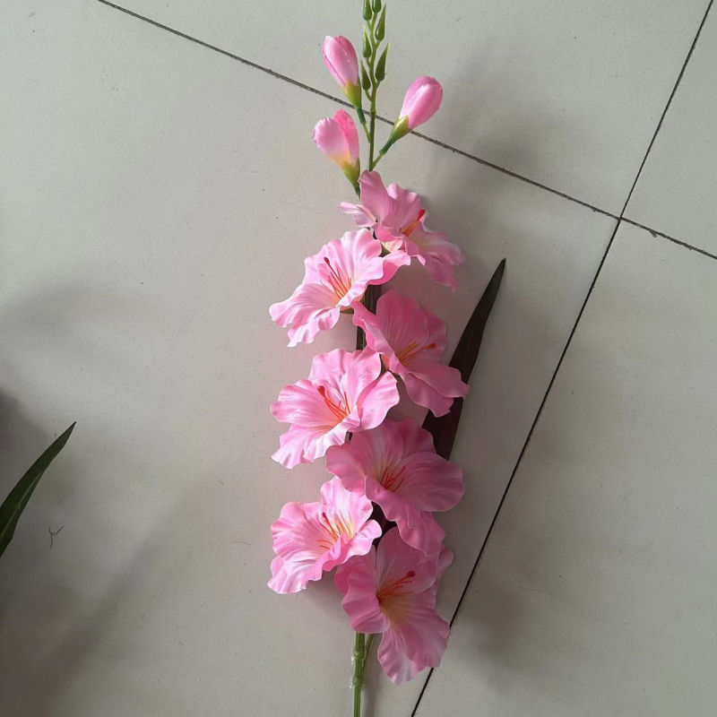 Umelá Calla Lily, dekoratívna rastlina do domova a obývačky