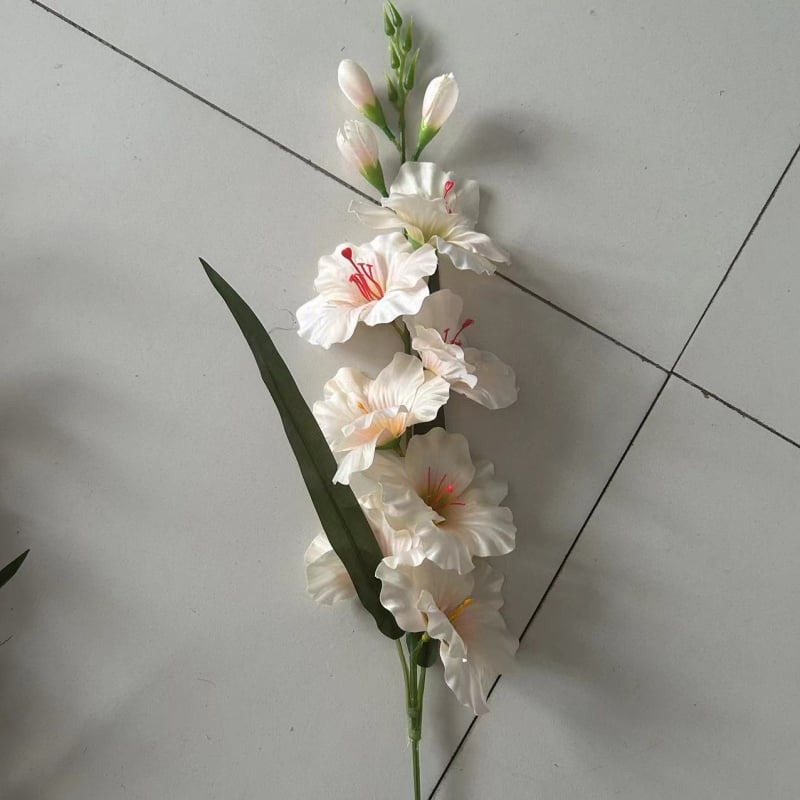 Umelá Calla Lily, dekoratívna rastlina do domova a obývačky