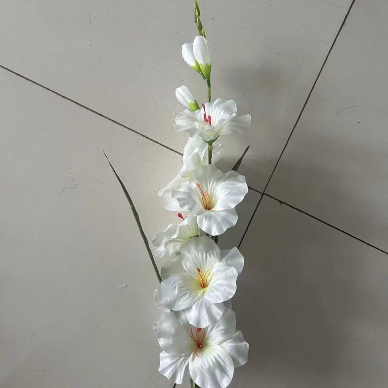 Umelá Calla Lily, dekoratívna rastlina do domova a obývačky