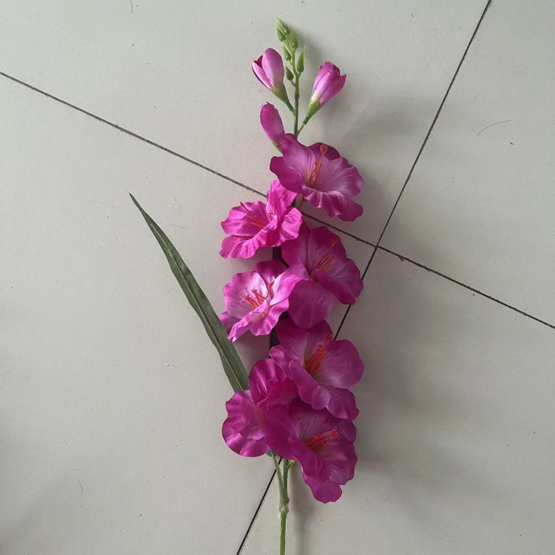Umelá Calla Lily, dekoratívna rastlina do domova a obývačky