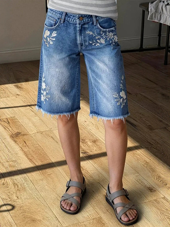 Džínsové šortky s vyšším pásom a rovný strih, vyšívaný kvetinovým vzorom.