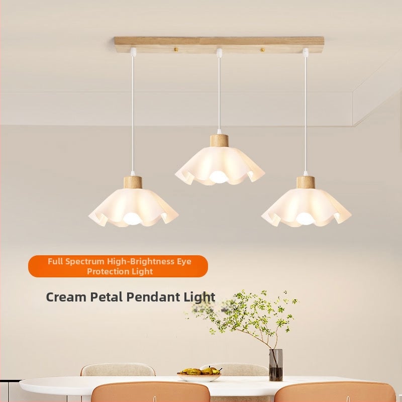 Krém színű, faanyagból készült csillár, modern minimalista stílus, petal alakú forma, egyfejű