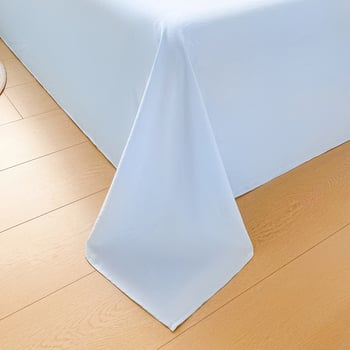Kék egyszínű poliészter ágynemű garnitúra, tartalmaz gumis lepedőt és párnahuzatokat, szintetikus szálakból, modern minimalista stílus, minden évszakra alkalmas