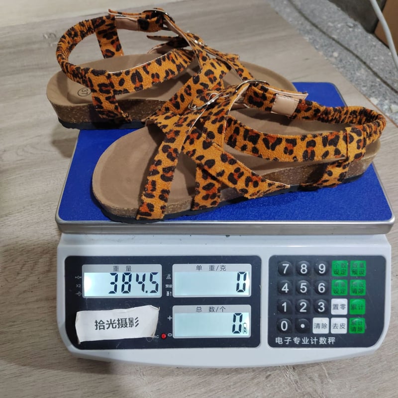 Női vastag talpú szandál bokapánttal, kerek orrú, lélegző velúr felső, gumí talp, sportos stílus
