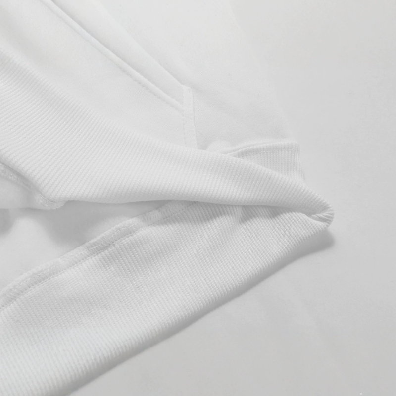 Fekete-fehér pillangó mintás kapucnis pulóver, minimalistikus és elegáns