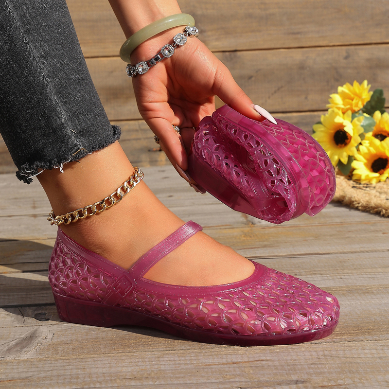 Női perforált slip-on szandál, lapos talpú, tavasz-nyár 2026