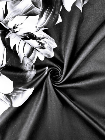 Čiernobiele šaty A‑línie, okrúhly výstrih, krátke rukávy, patchwork detaily, midi dĺžka, milk silk látka, Rui meet, leto 2025