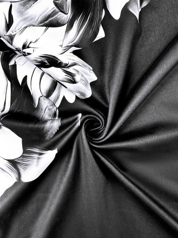 Čiernobiele šaty A‑línie, okrúhly výstrih, krátke rukávy, patchwork detaily, midi dĺžka, milk silk látka, Rui meet, leto 2025