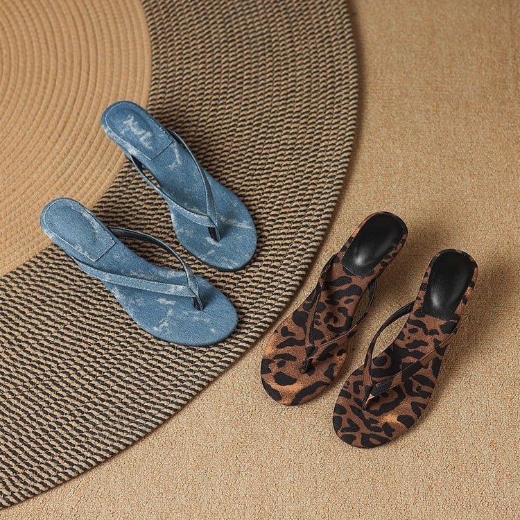 2026 nyár: női flip-flop konusos sarokkal, elegáns és karcsú megjelenés a strandon, európai–amerikai stílus