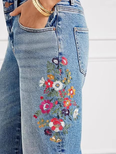 Női farmer nadrág denim anyagból, Slim-Fit fazon, uplift hatás a fenéknek, középmagas derék, kék denim, hosszú szárú szűk nadrág, városi lezser stílus, nyár 2025