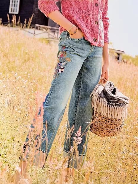 Női farmer nadrág denim anyagból, Slim-Fit fazon, uplift hatás a fenéknek, középmagas derék, kék denim, hosszú szárú szűk nadrág, városi lezser stílus, nyár 2025