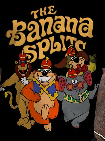 Μεγάλου μεγέθους ανδρικό T‑shirt σε μαύρο χρώμα με κοντά μανίκια και στρογγυλή λαιμόκοψη, εκτύπωση ζωικών χαρακτήρων σε χιπ-χοπ στυλ Banana Split