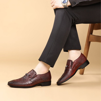 Liqiang 4008 pantofi loafers bărbați cu model de șarpe în relief, vârf ascuțit, slip-on cu cataramă