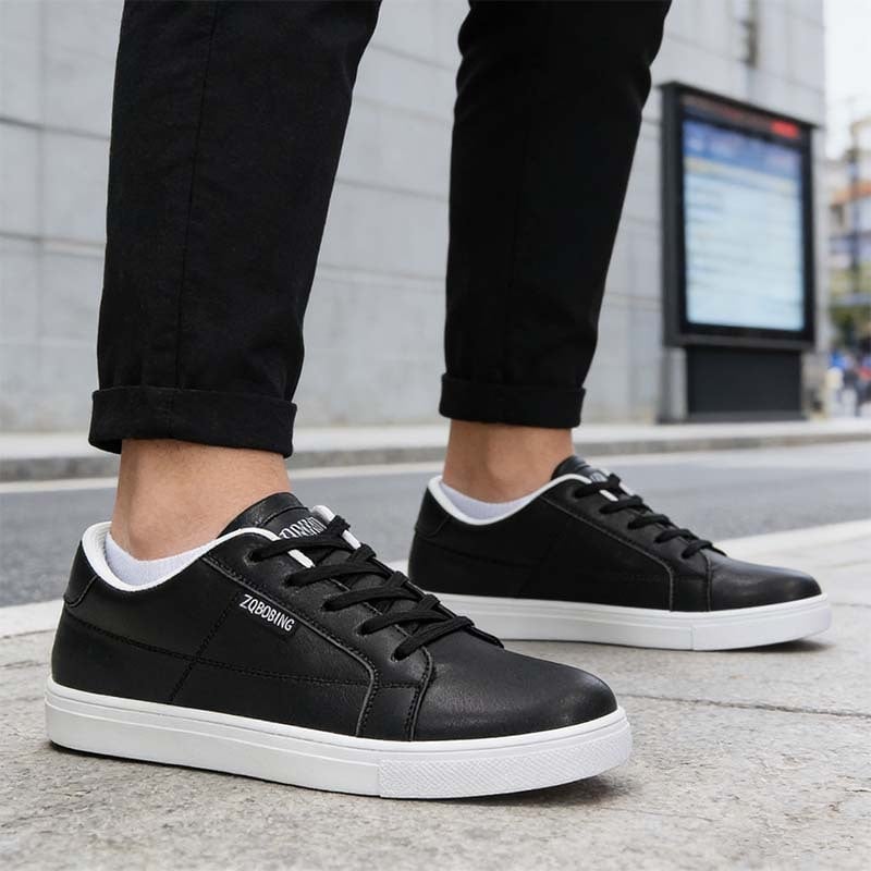 Légáteresztő, klasszikus férfi sneakers - alacsony profil, mindennapi vászoncipők, fehér vagy fekete.
