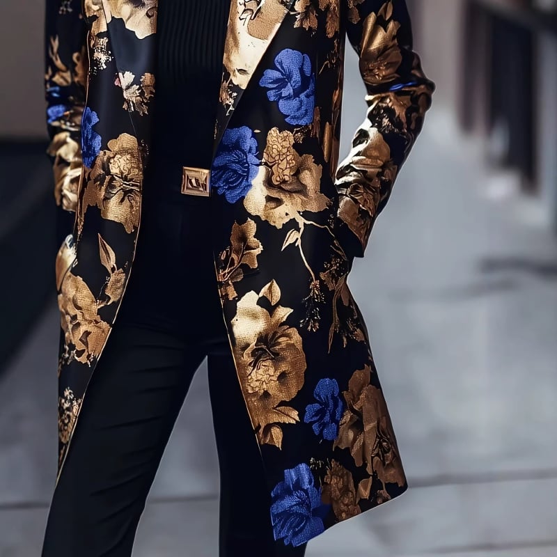 Fényűző jacquard trench kabát fekete-arany alappal és kék virágos mintával, retro és modern stílus, középhosszú, könnyen viselhető