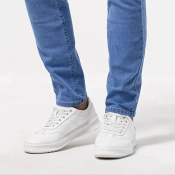 Férfiaknak készült rugalmas farmernadrág, több technológiás kivitelezéssel, slim-fit, kék denim, minden évszakban viselhető