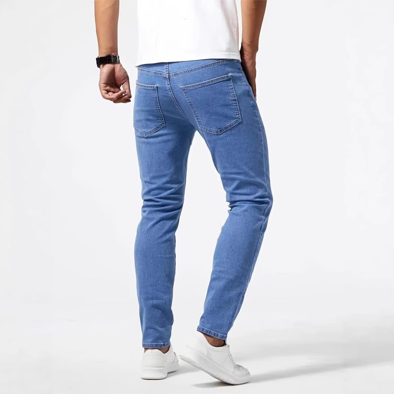 Férfiaknak készült rugalmas farmernadrág, több technológiás kivitelezéssel, slim-fit, kék denim, minden évszakban viselhető