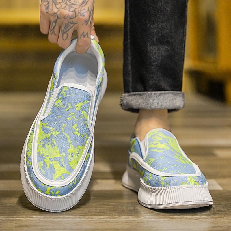 Férfi nyári slip-on sportcipő kamufláž mintával, textil felsőrész, vastag talp