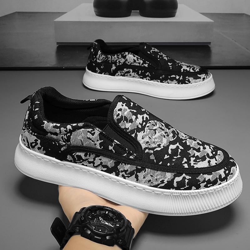 Férfi nyári slip-on sportcipő kamufláž mintával, textil felsőrész, vastag talp