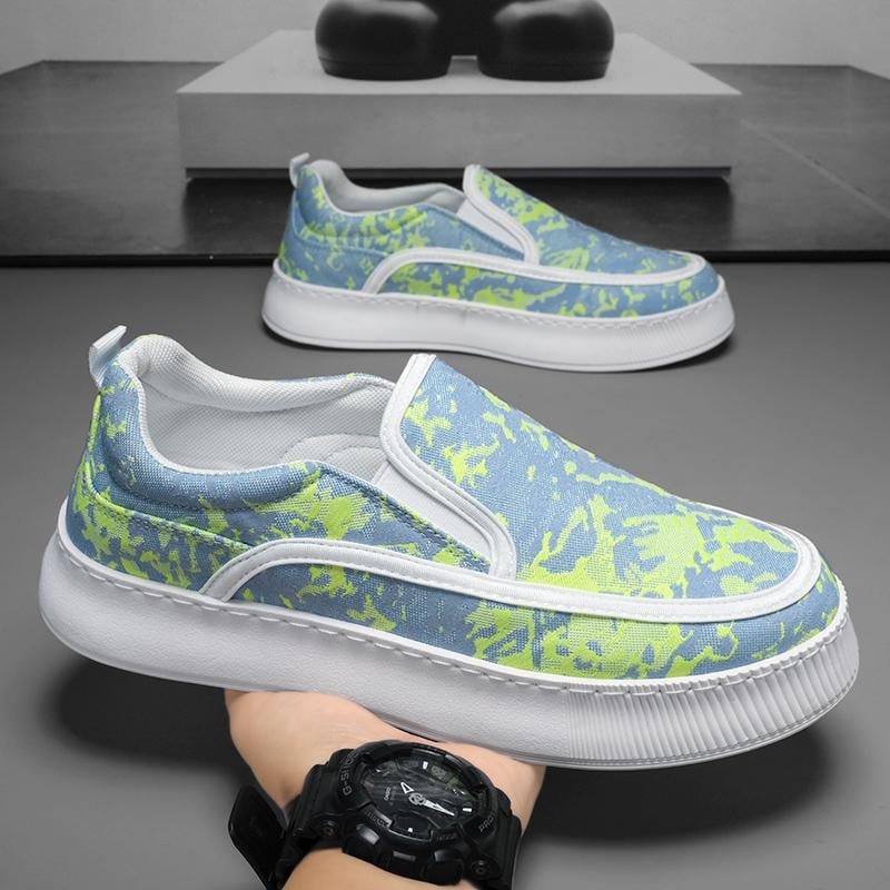 Férfi nyári slip-on sportcipő kamufláž mintával, textil felsőrész, vastag talp