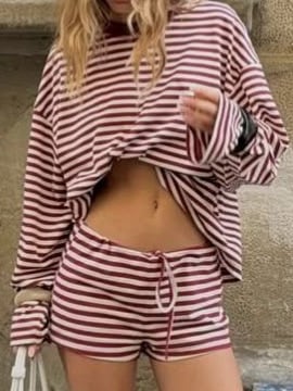 Set feminin în stil american retro, cu blocuri de culoare și dungi: tricou lejer tip T și șorturi cu talie înaltă, croi larg