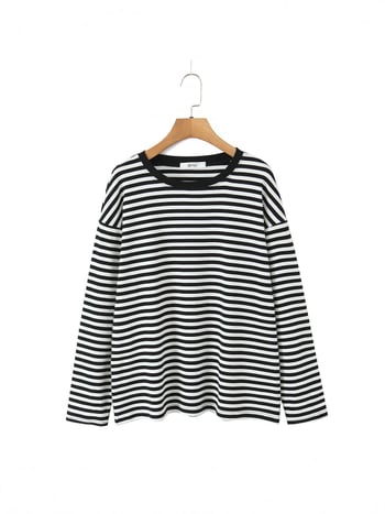 Set feminin în stil american retro, cu blocuri de culoare și dungi: tricou lejer tip T și șorturi cu talie înaltă, croi larg