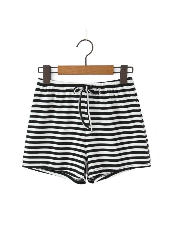 Set feminin în stil american retro, cu blocuri de culoare și dungi: tricou lejer tip T și șorturi cu talie înaltă, croi larg