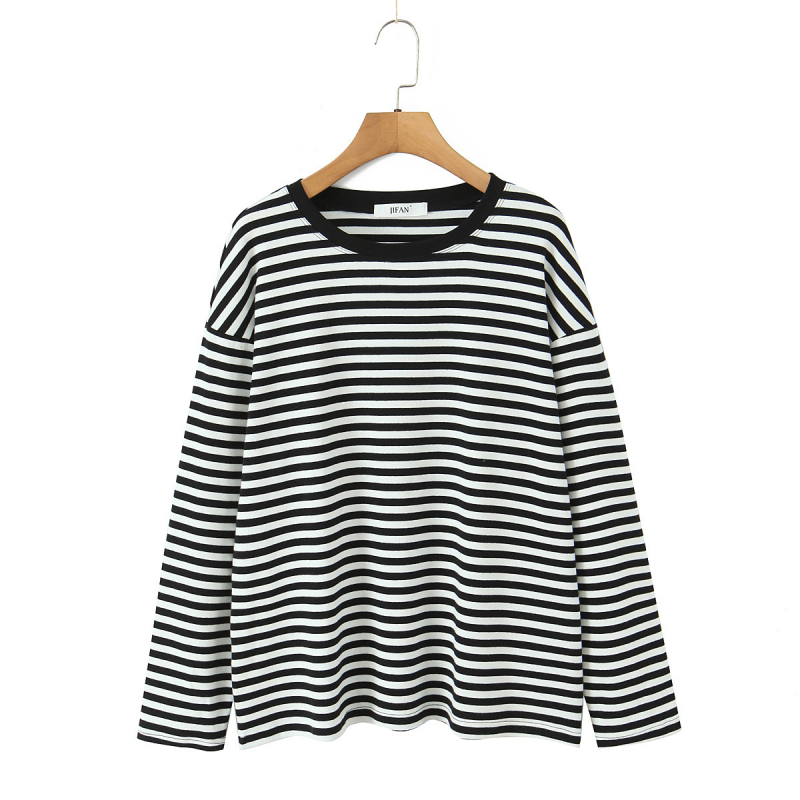 Set feminin în stil american retro, cu blocuri de culoare și dungi: tricou lejer tip T și șorturi cu talie înaltă, croi larg