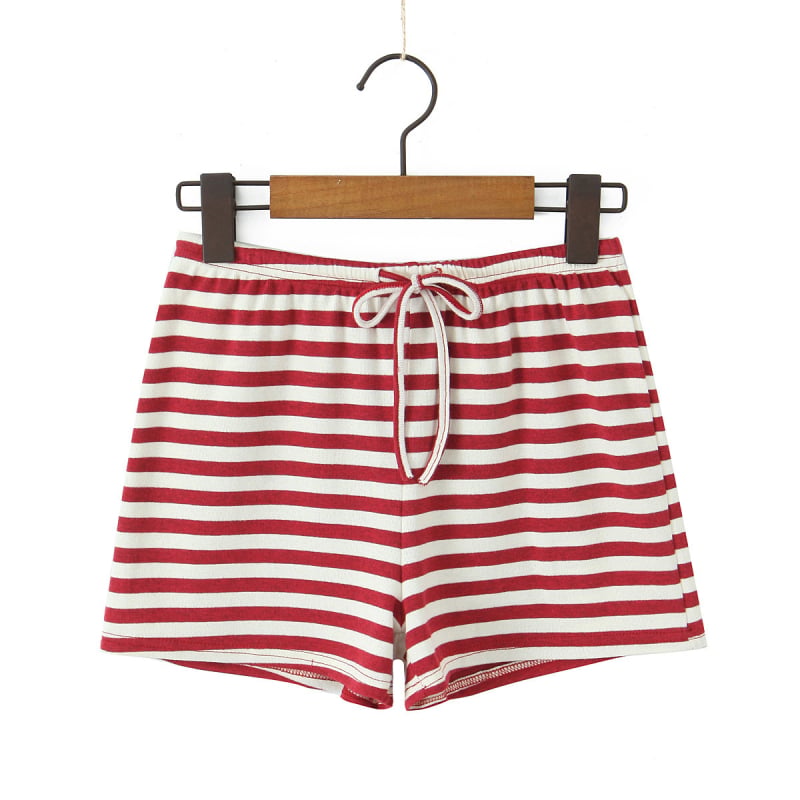 Set feminin în stil american retro, cu blocuri de culoare și dungi: tricou lejer tip T și șorturi cu talie înaltă, croi larg