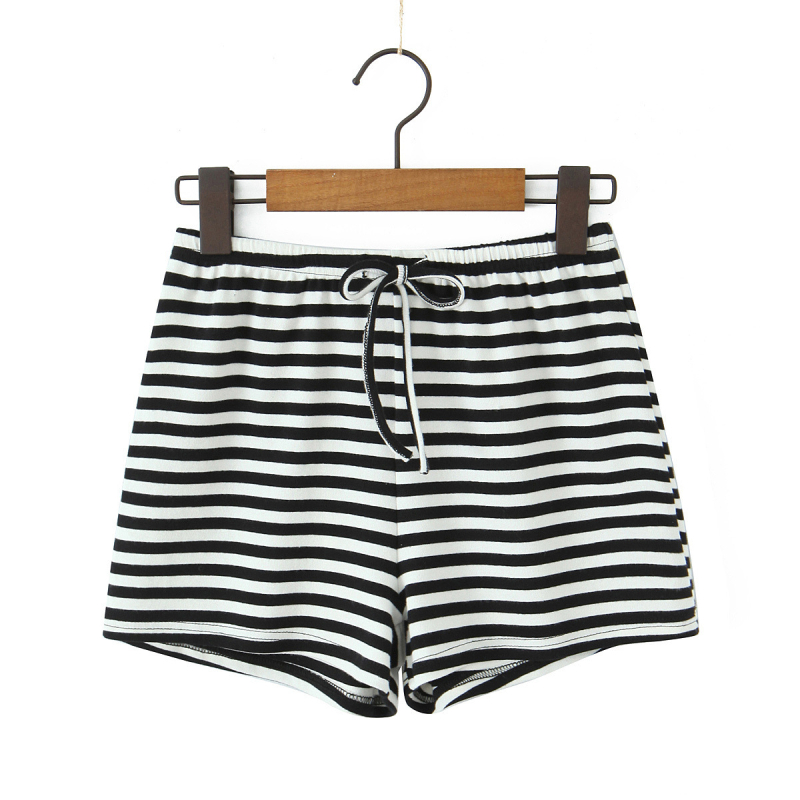 Set feminin în stil american retro, cu blocuri de culoare și dungi: tricou lejer tip T și șorturi cu talie înaltă, croi larg