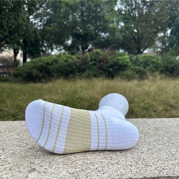 Șosete sportive cu talpă absorbantă, uscare rapidă, antiderapante, lungime medie, colorate; pentru alergare, ciclism, drumeții și baschet.