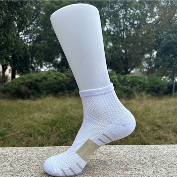 Șosete sportive cu talpă absorbantă, uscare rapidă, antiderapante, lungime medie, colorate; pentru alergare, ciclism, drumeții și baschet.