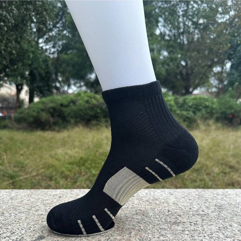 Șosete sportive cu talpă absorbantă, uscare rapidă, antiderapante, lungime medie, colorate; pentru alergare, ciclism, drumeții și baschet.