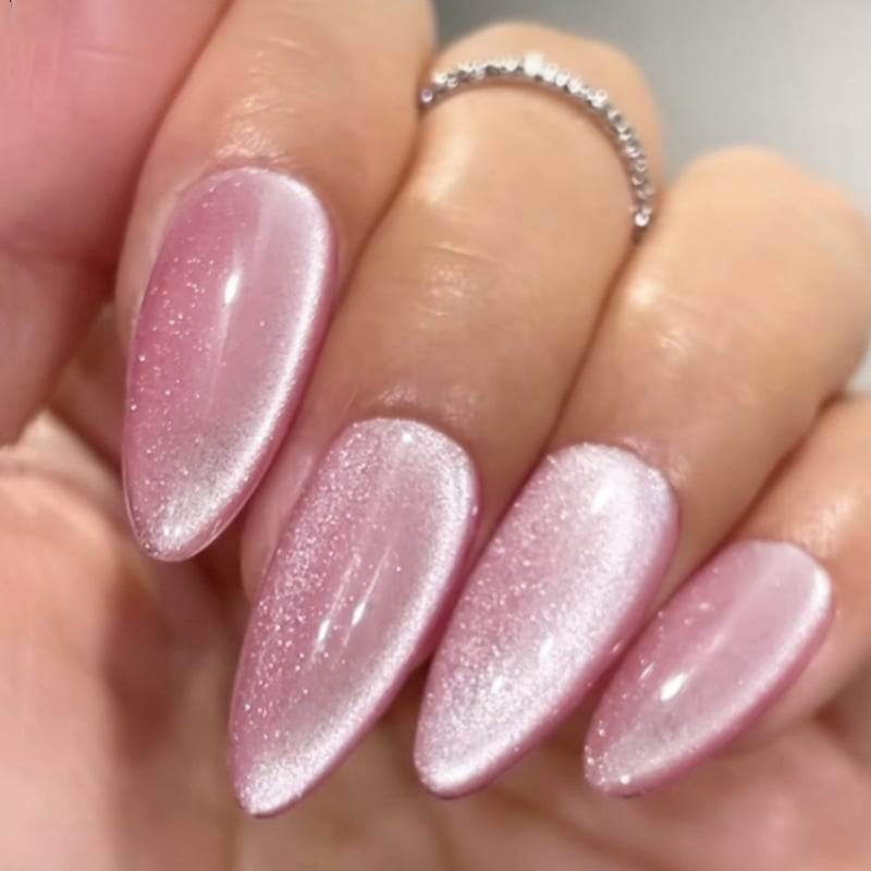 24-komadni set ružičastih perlastih cat-eye noktiju za lijepljenje, jak cat-eye efekt, karirani uzorak