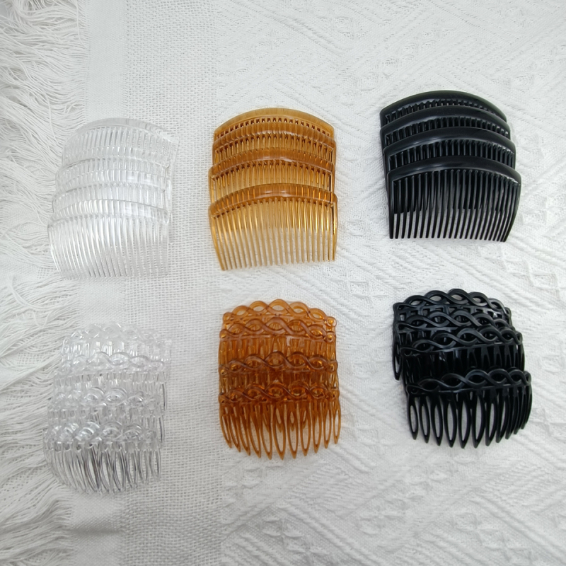 24-komada plastičnih češljića za kosu: modeli s 11 i 23 zuba; tri boje (crna, prozirno bijela, svijetlo smeđa); po četiri komada svake boje