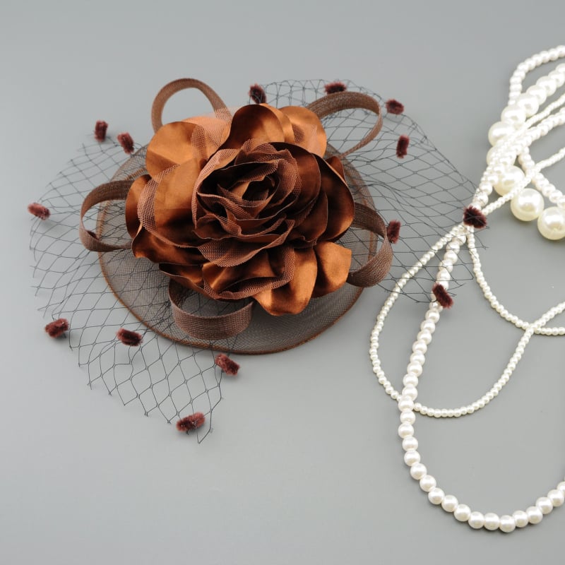 Retro svadbeni dodatak za kosu od mrežaste tkanine s velikom cvjetnom ukrasom i malom kapicom za kosu