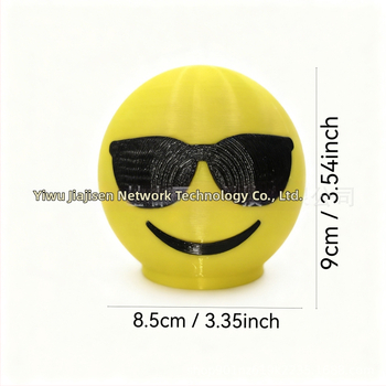 3D tlačený ozdobný prvok na šiltovku trucker s emoji slnečnými okuliarmi