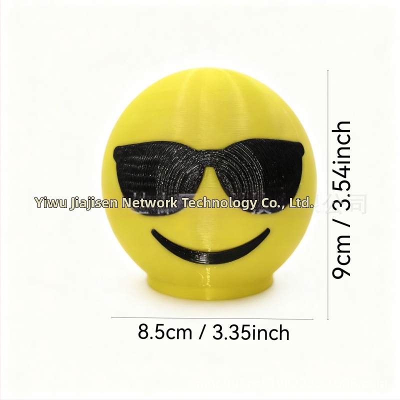3D tlačený ozdobný prvok na šiltovku trucker s emoji slnečnými okuliarmi