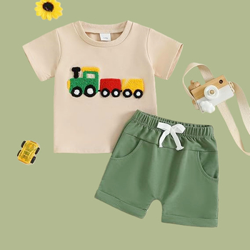 Set pentru bebeluși: tricou bej din bumbac cu mâneci scurte și guler rotund, broderie cu trenuleț, însoțit de șorturi verzi cu tiv pliat