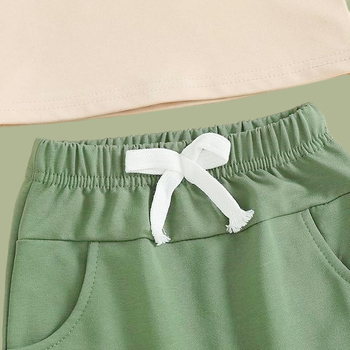 Set pentru bebeluși: tricou bej din bumbac cu mâneci scurte și guler rotund, broderie cu trenuleț, însoțit de șorturi verzi cu tiv pliat