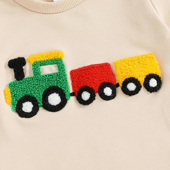 Set pentru bebeluși: tricou bej din bumbac cu mâneci scurte și guler rotund, broderie cu trenuleț, însoțit de șorturi verzi cu tiv pliat